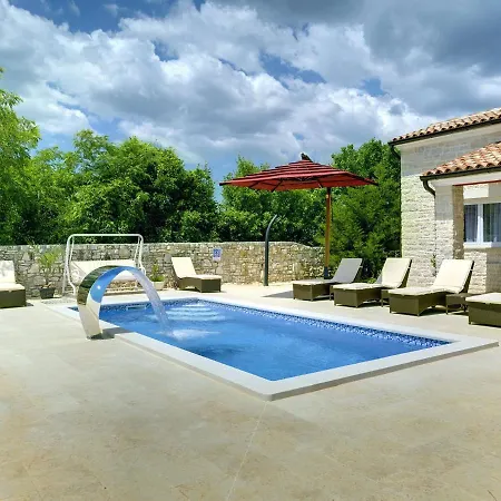 Modern With Pool In Bratulici *