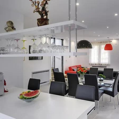 Modern With Pool In Bratulici